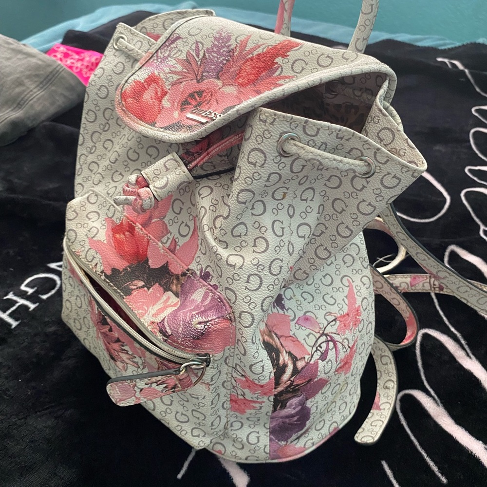 Guess hand-backpack.